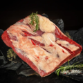 Ein Stück rohes Brisket auf dunklem Untergrund