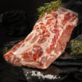 Ein Stück Kammbraten ohne Knochen auf dunklem Hintergrund