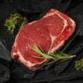 Ein Stück Rumpsteak auf dunklem Hintergrund