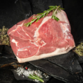Roher Krustenbraten vor dunklem Hintergrund