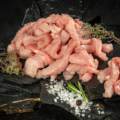 Häufchen Schweinegeschnetzeltes vor dunklem Hintergrund